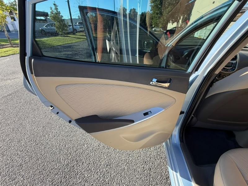 Hyundai Accent GLS 4-Door 2012