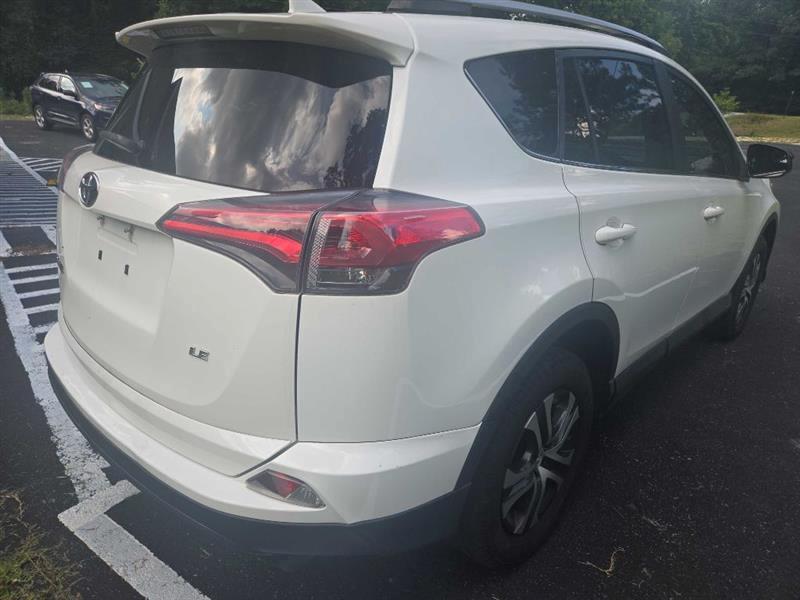 Toyota RAV4 LE FWD 2018