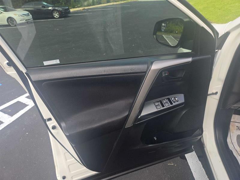 Toyota RAV4 LE FWD 2018