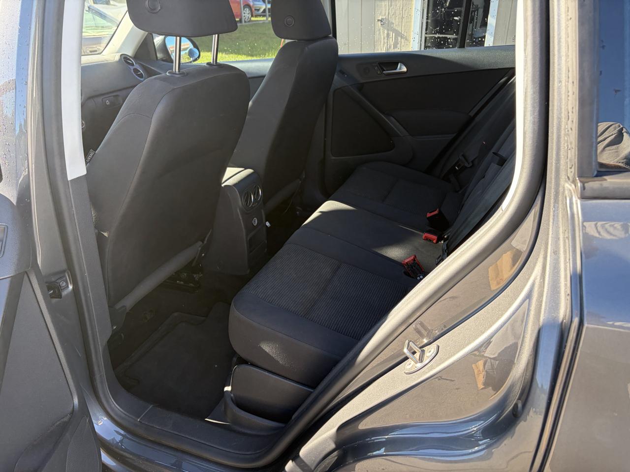 Volkswagen Tiguan S 2015