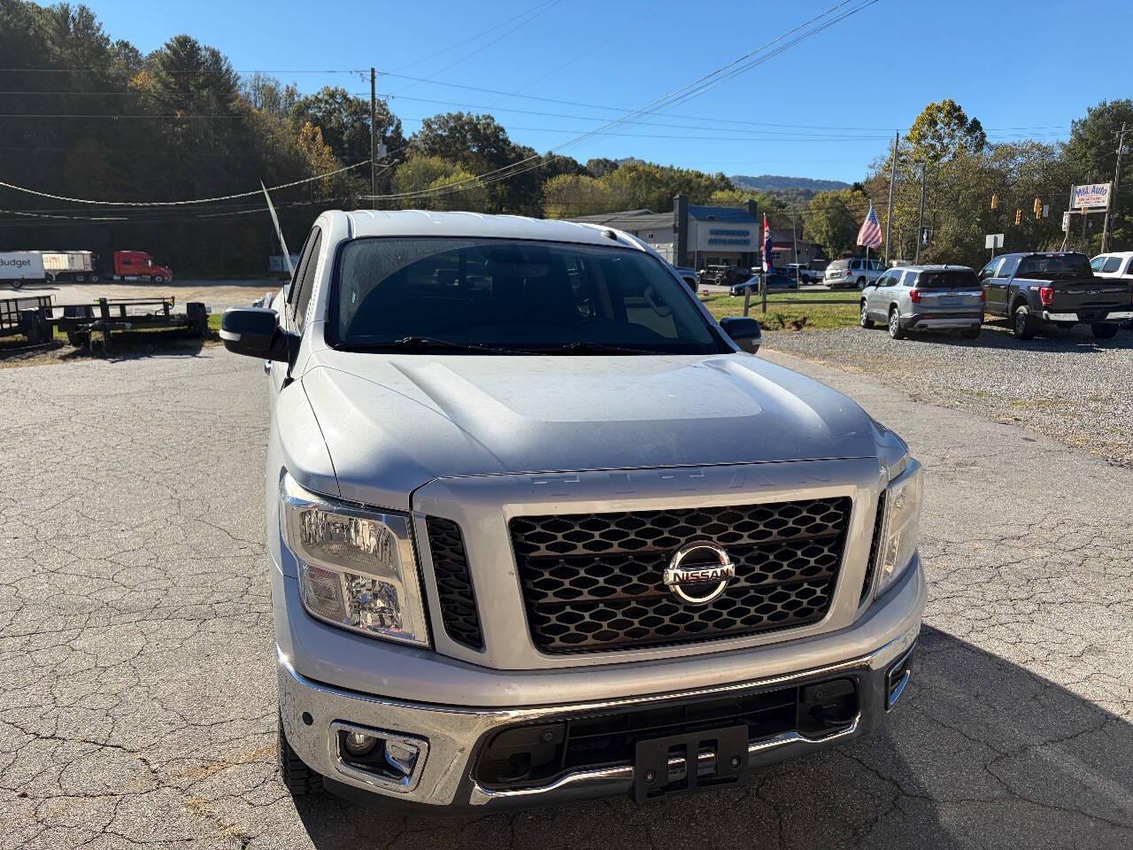 Nissan Titan SV Crew Cab 4WD 2019