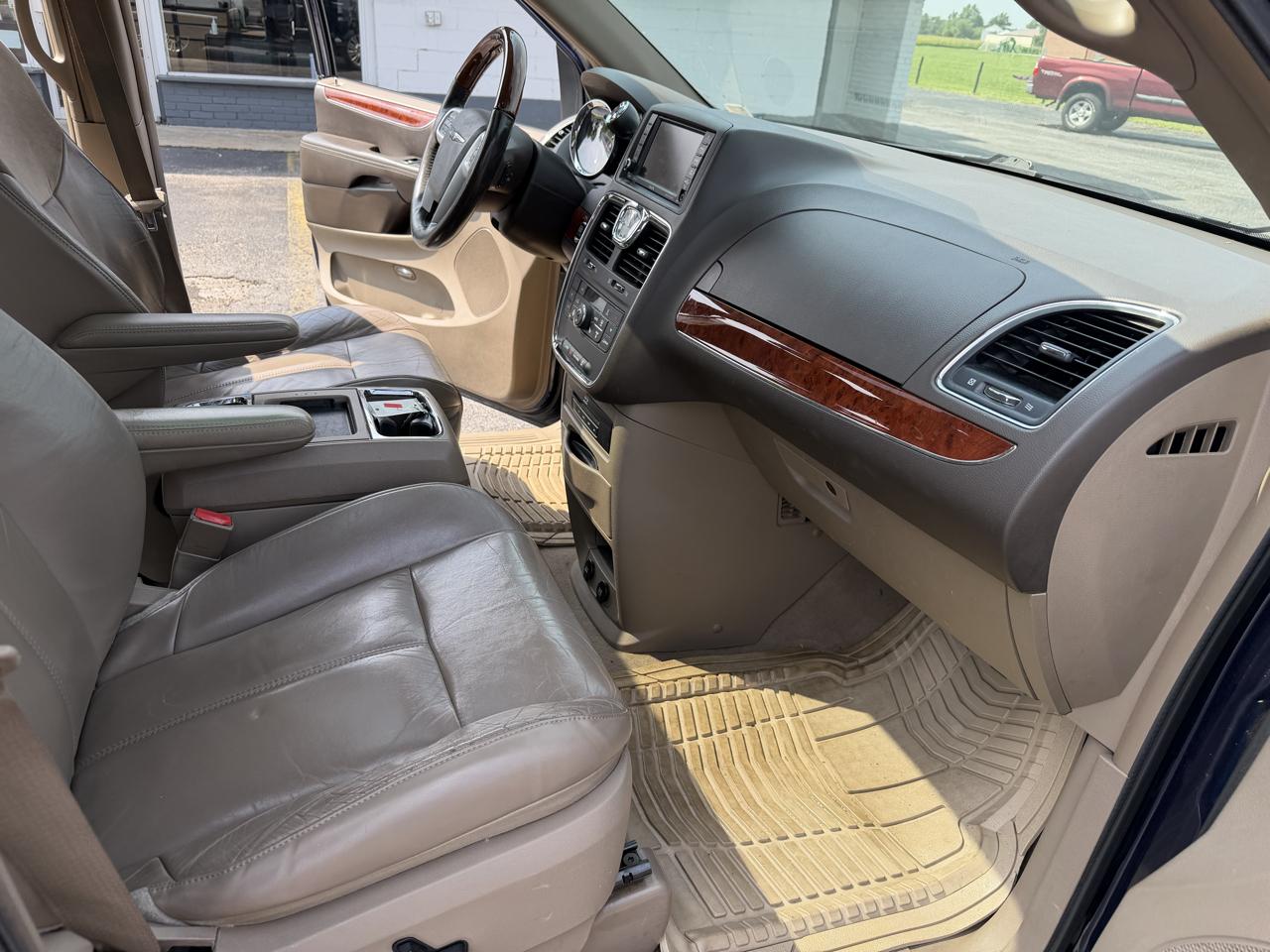 Chrysler Town & Country Limited 2014