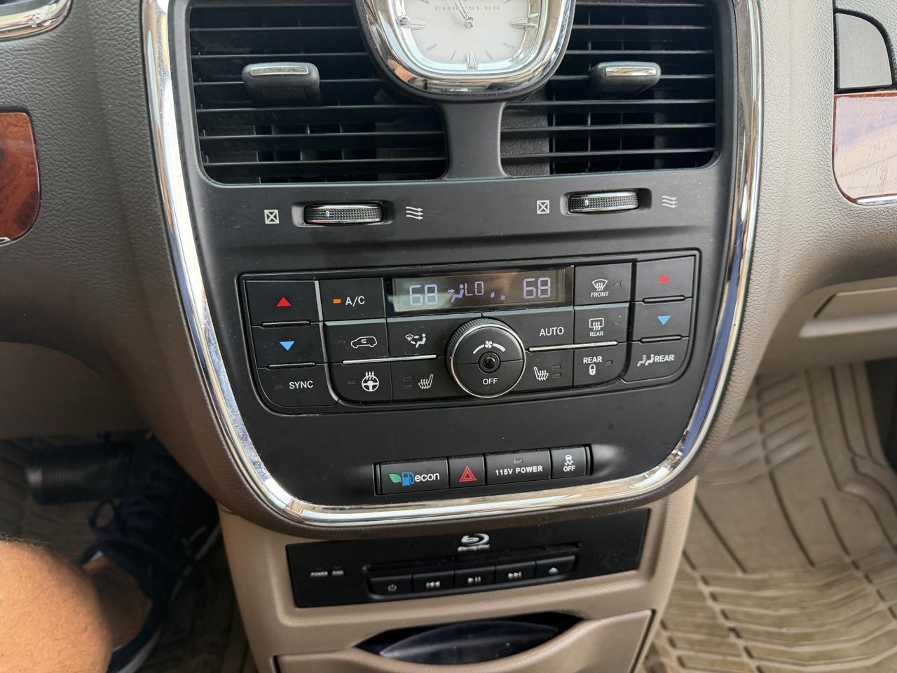 Chrysler Town & Country Limited 2014