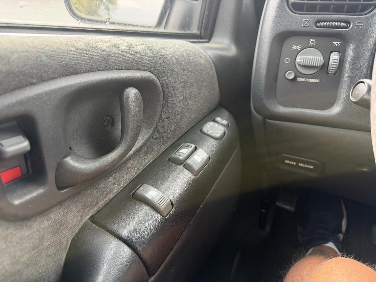 GMC Sonoma SL Ext. Cab Short Bed 2WD 2001