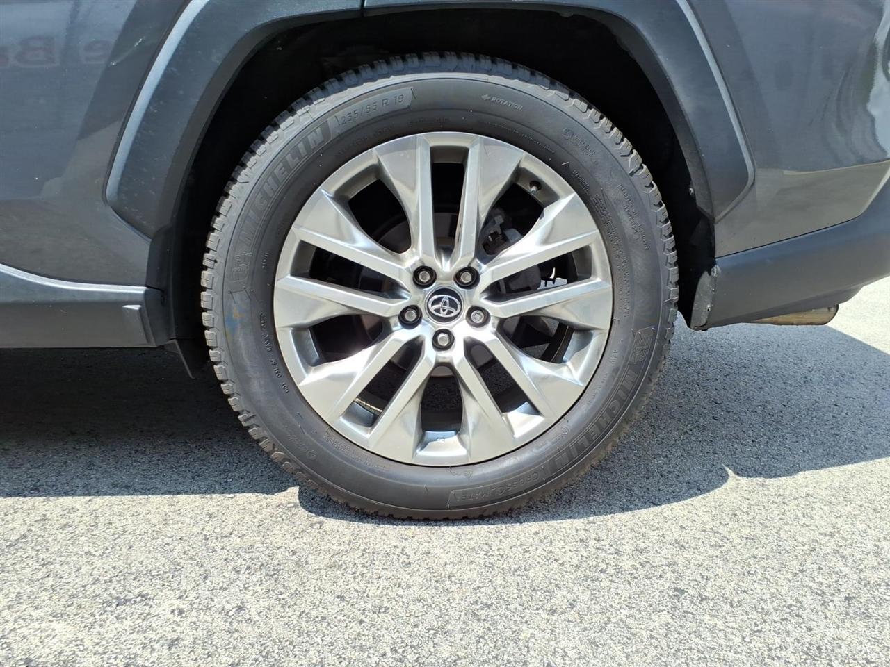 Toyota RAV4 XLE Premium FWD (Natl) 2020