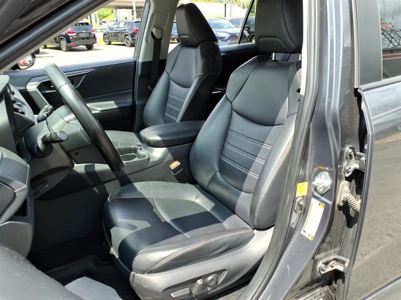 Toyota RAV4 XLE Premium FWD (Natl) 2020
