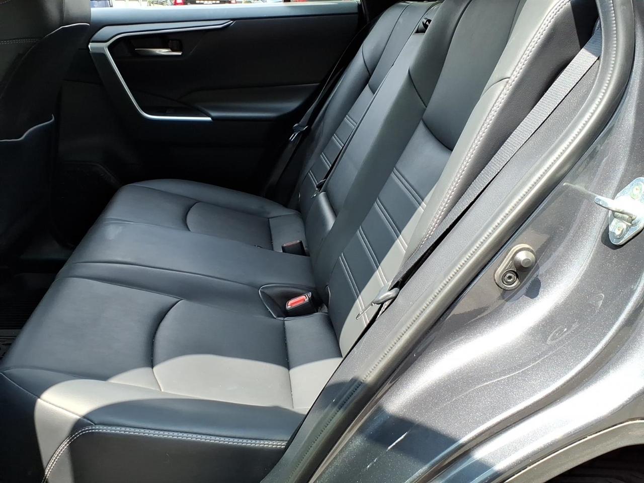 Toyota RAV4 XLE Premium FWD (Natl) 2020