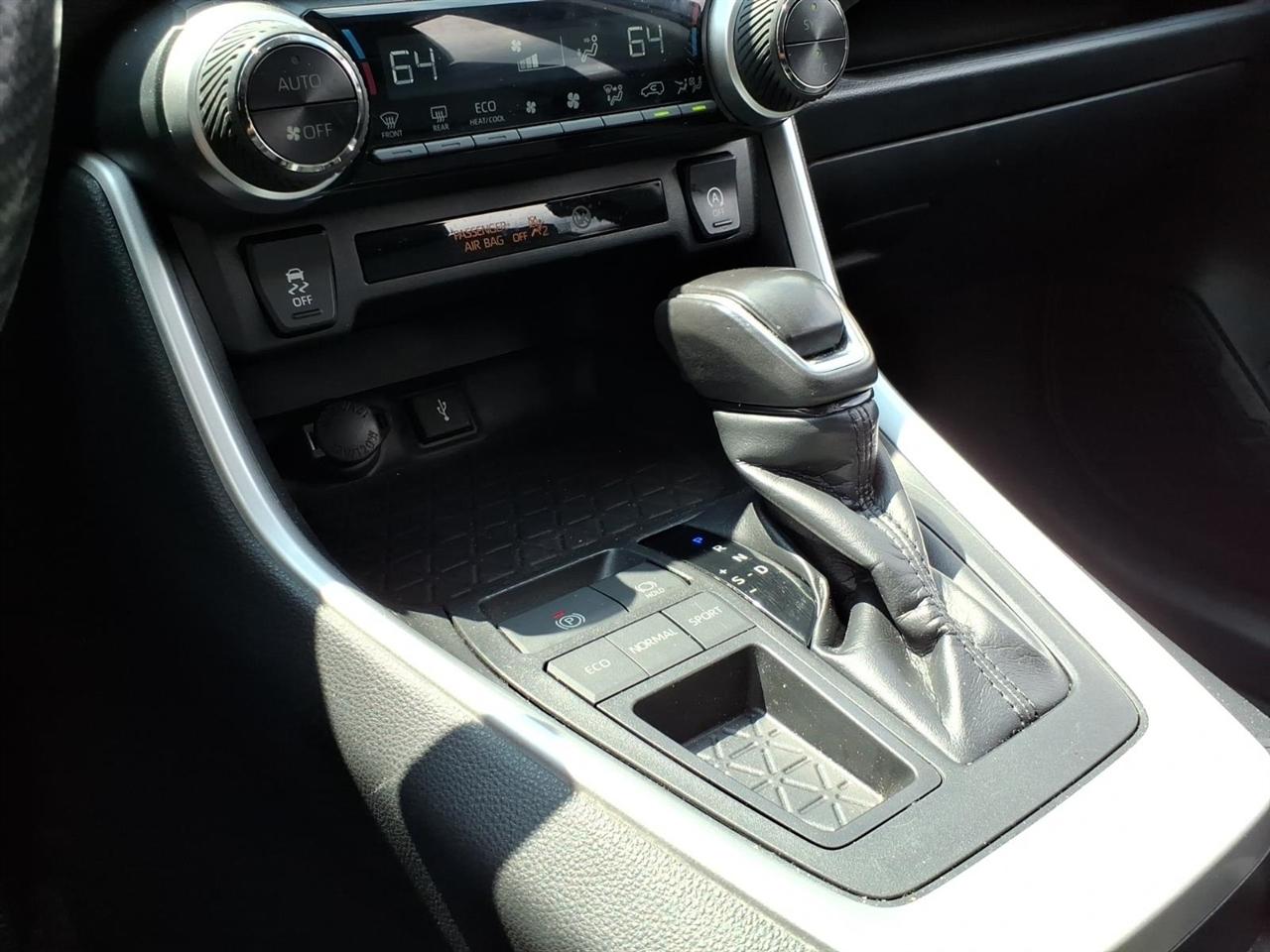 Toyota RAV4 XLE Premium FWD (Natl) 2020