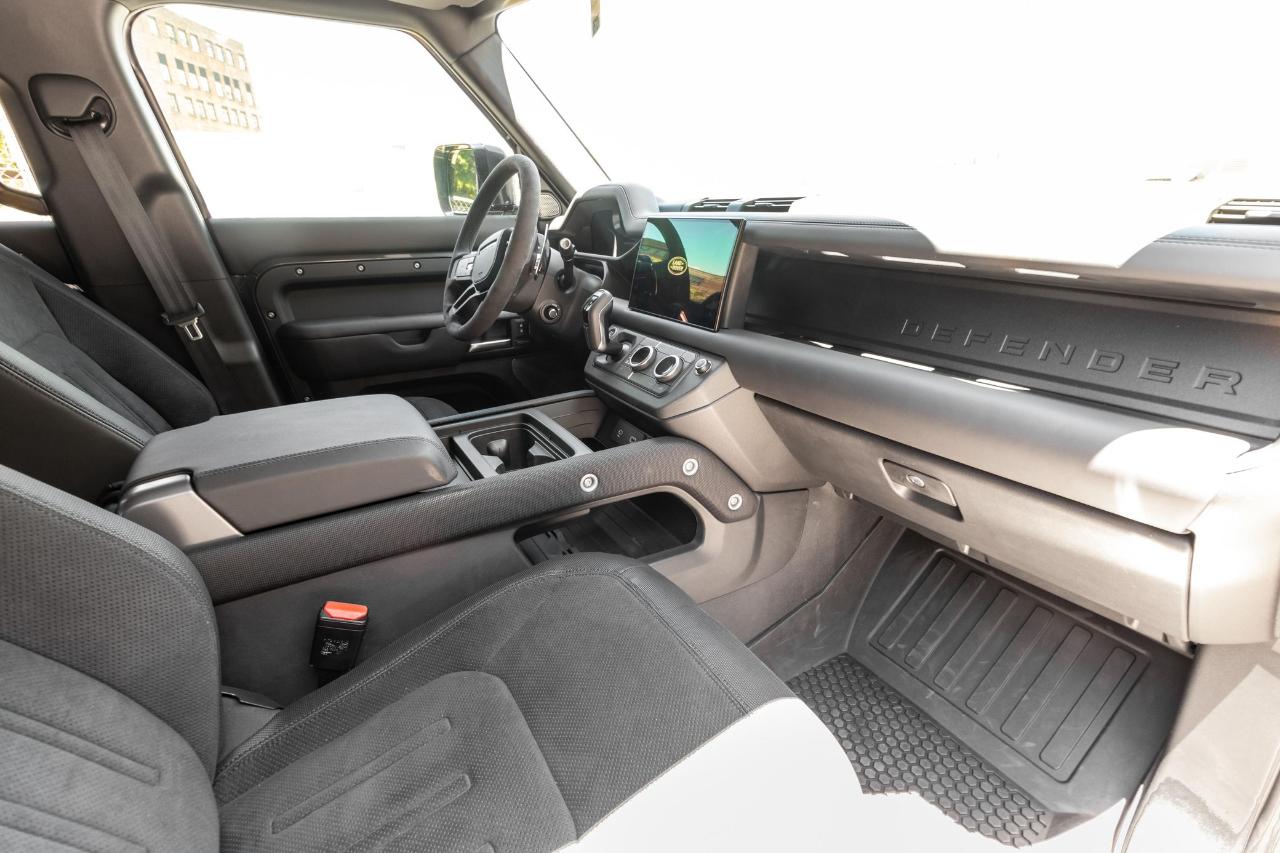 Land Rover Defender  2023