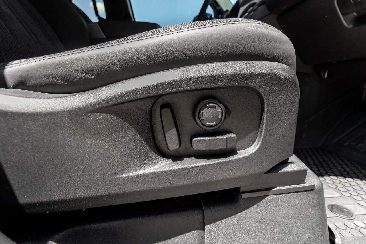 Land Rover Defender  2023