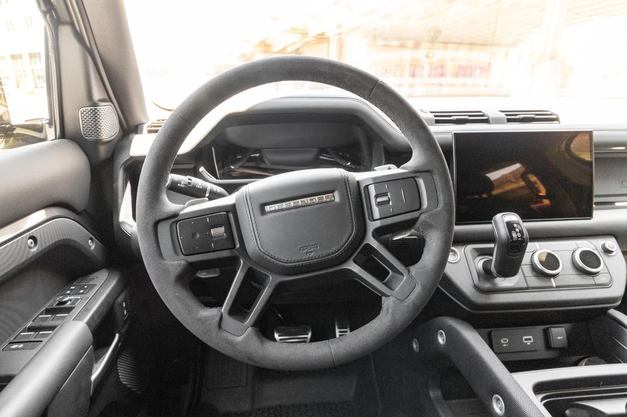 Land Rover Defender  2023