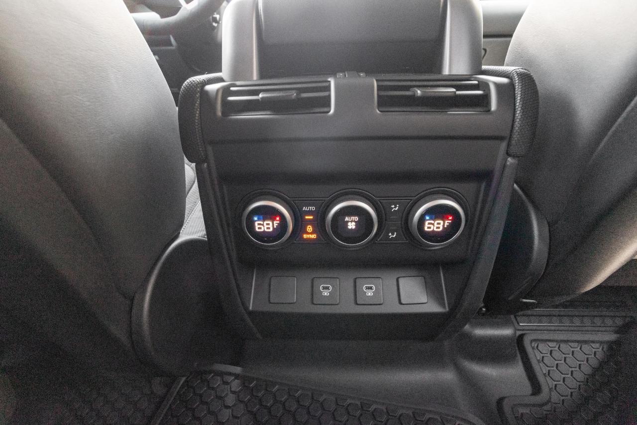 Land Rover Defender  2023