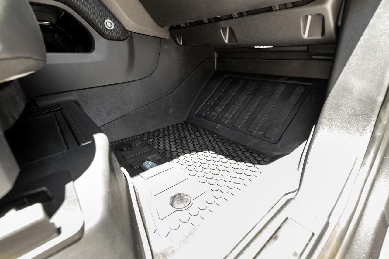 Land Rover Defender  2023