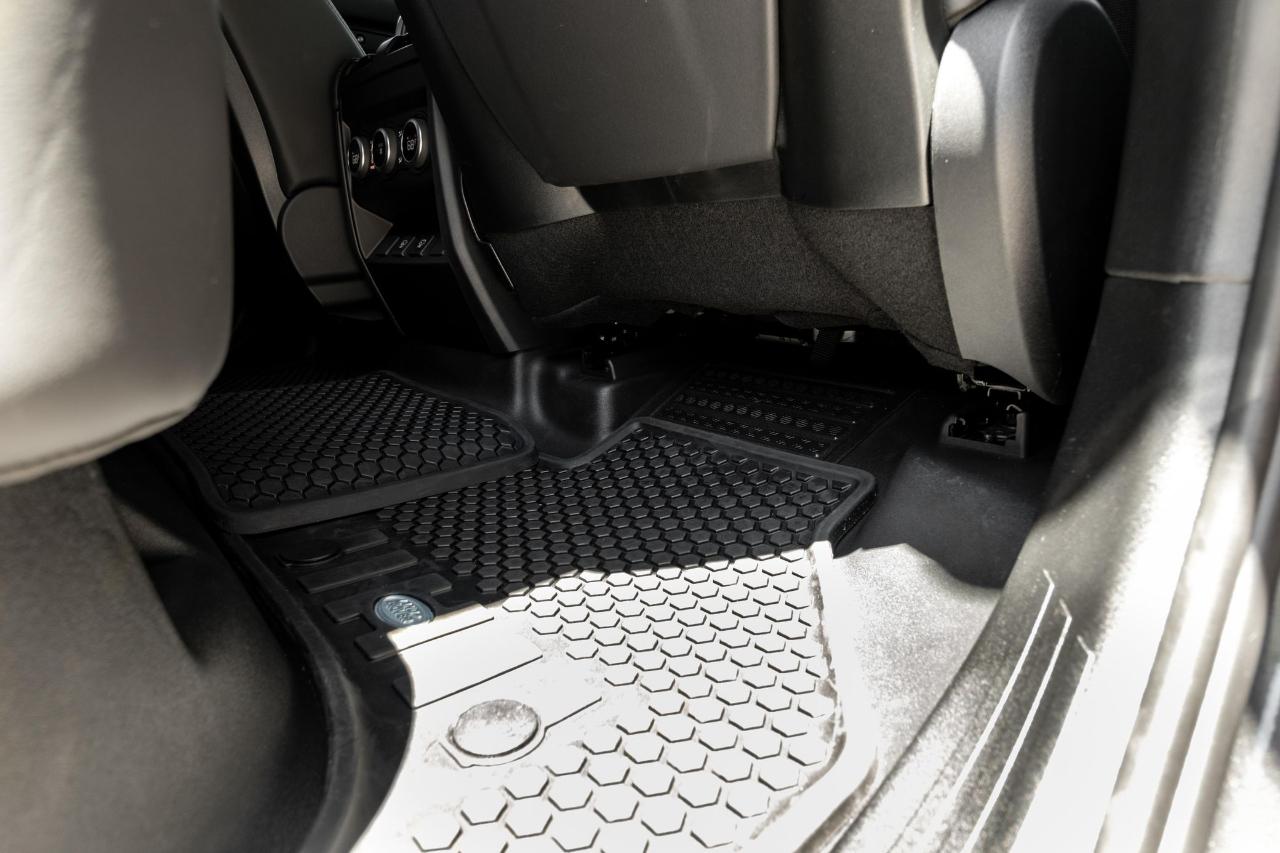 Land Rover Defender  2023