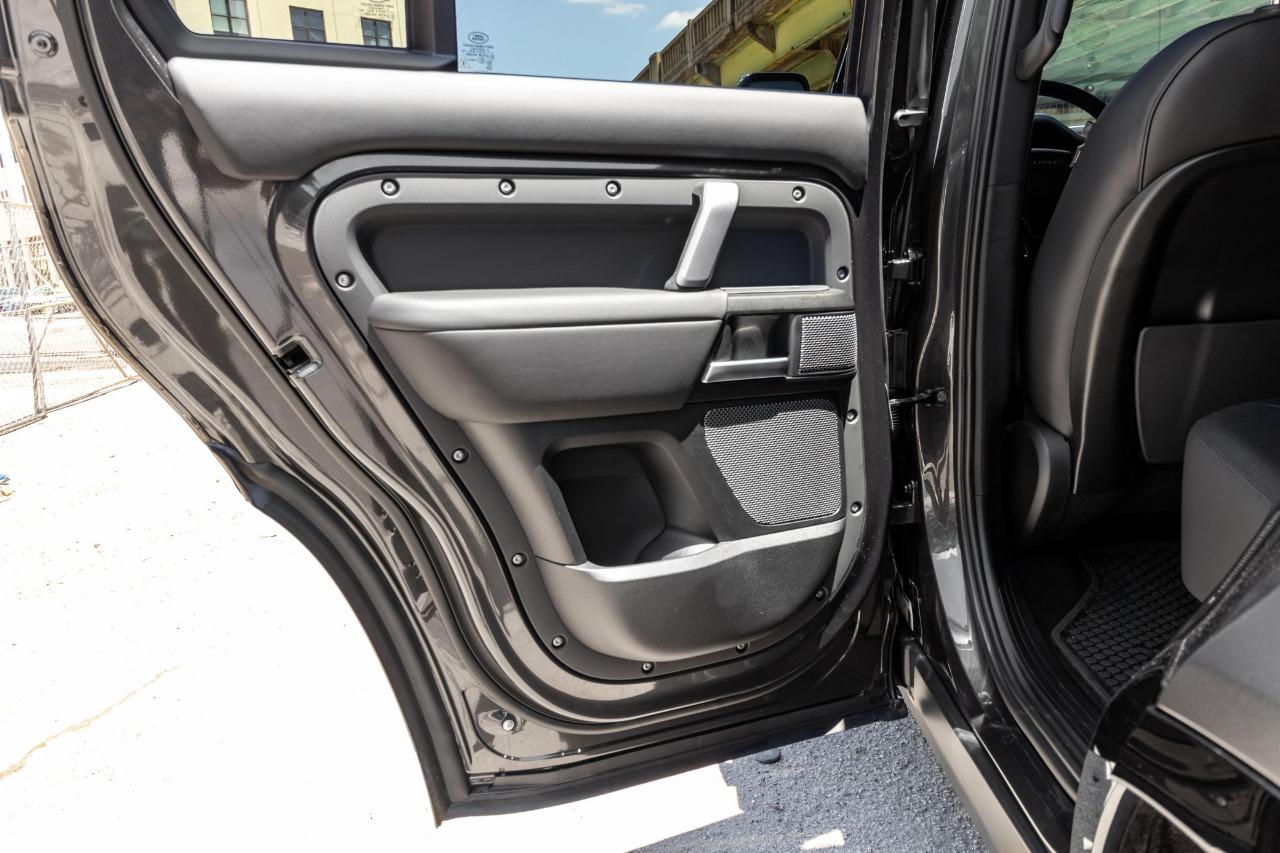 Land Rover Defender  2023