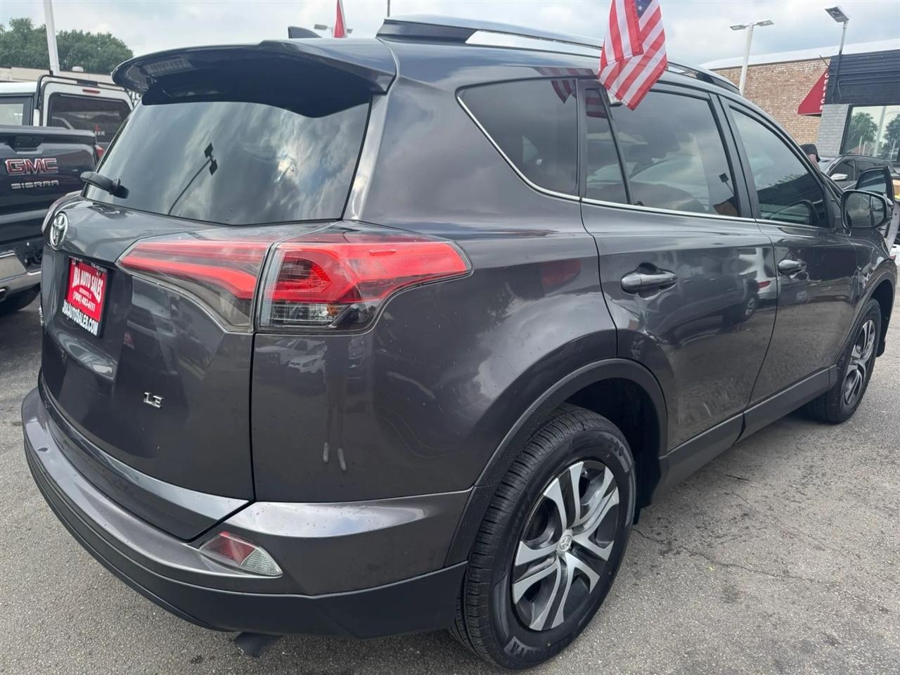 Toyota RAV4 LE FWD (Natl) 2017