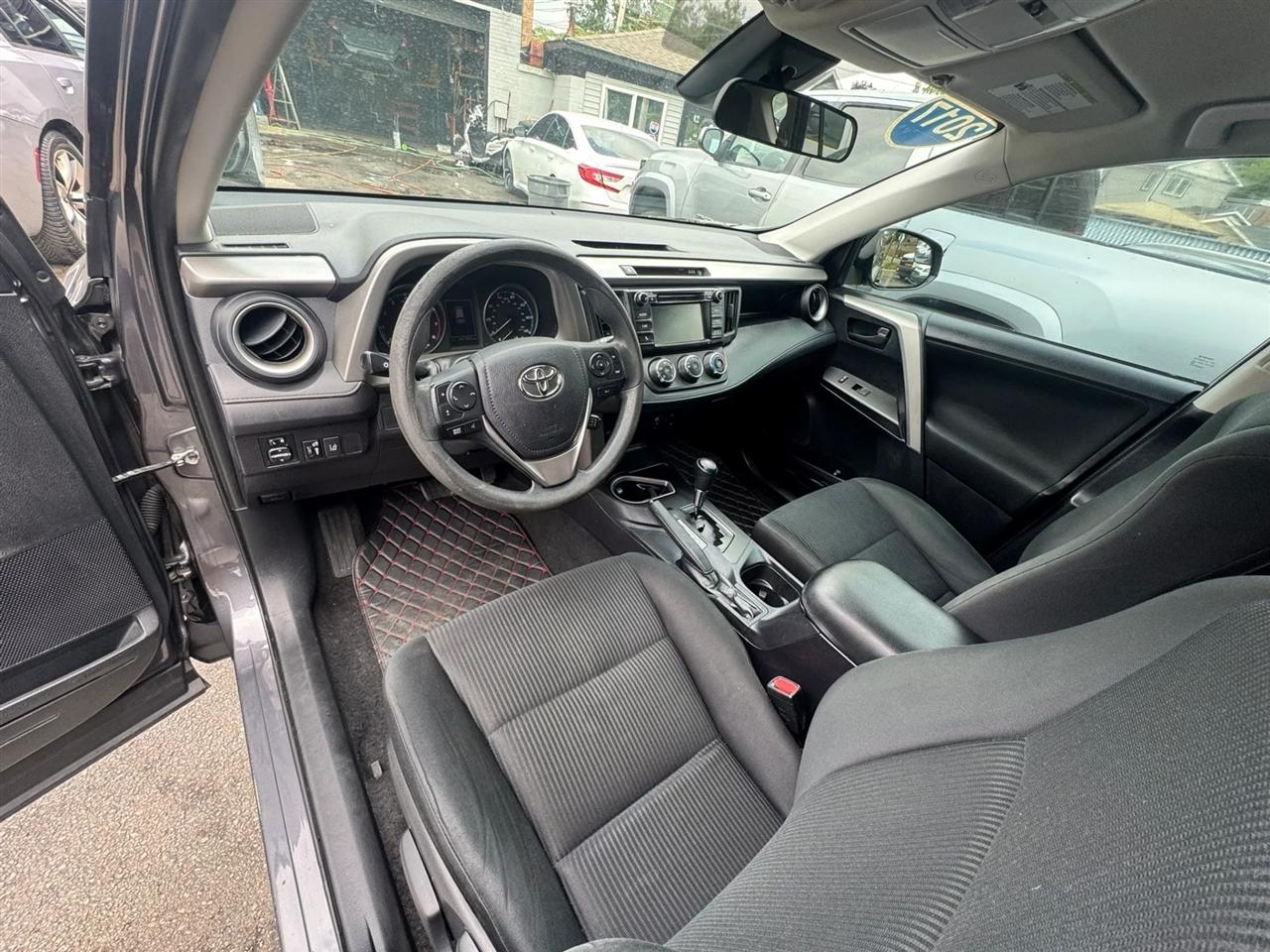 Toyota RAV4 LE FWD (Natl) 2017