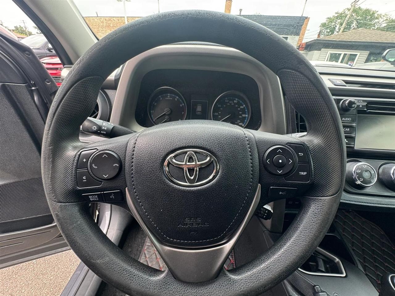 Toyota RAV4 LE FWD (Natl) 2017