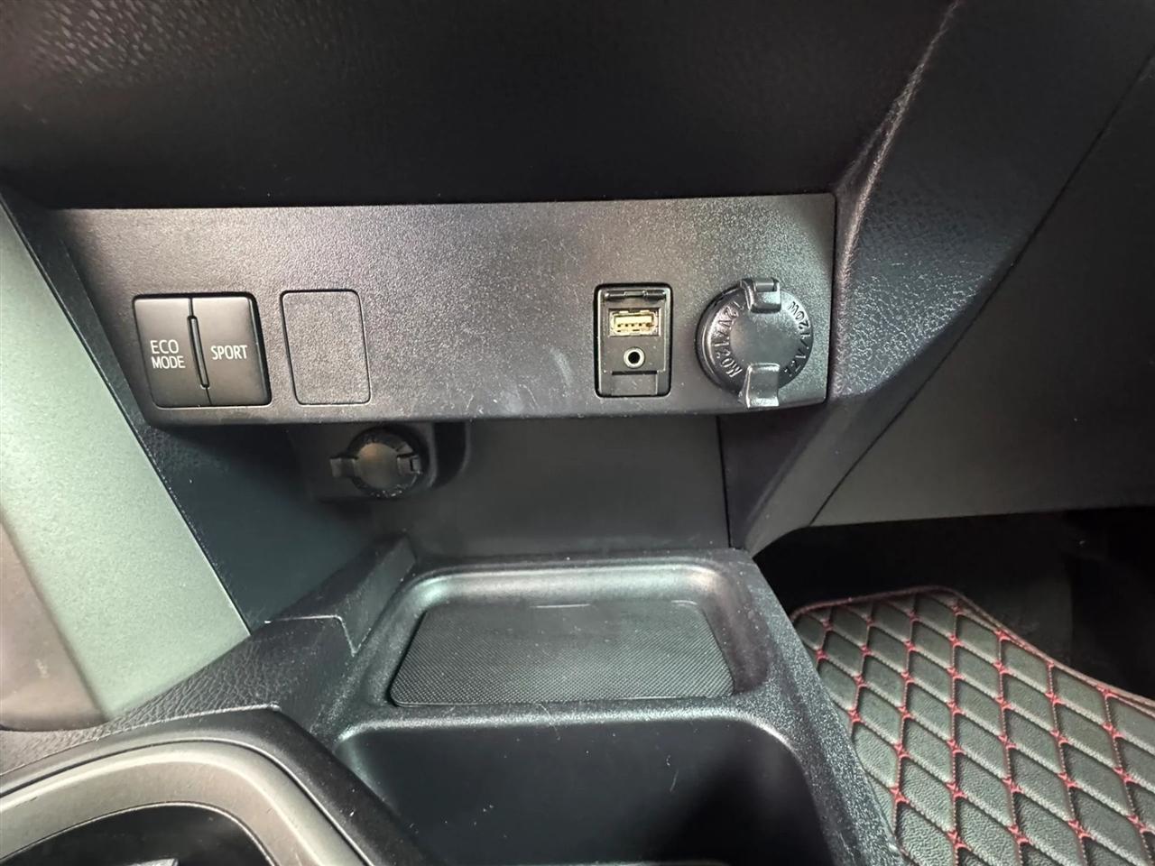 Toyota RAV4 LE FWD (Natl) 2017