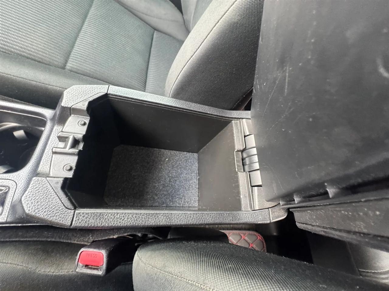 Toyota RAV4 LE FWD (Natl) 2017