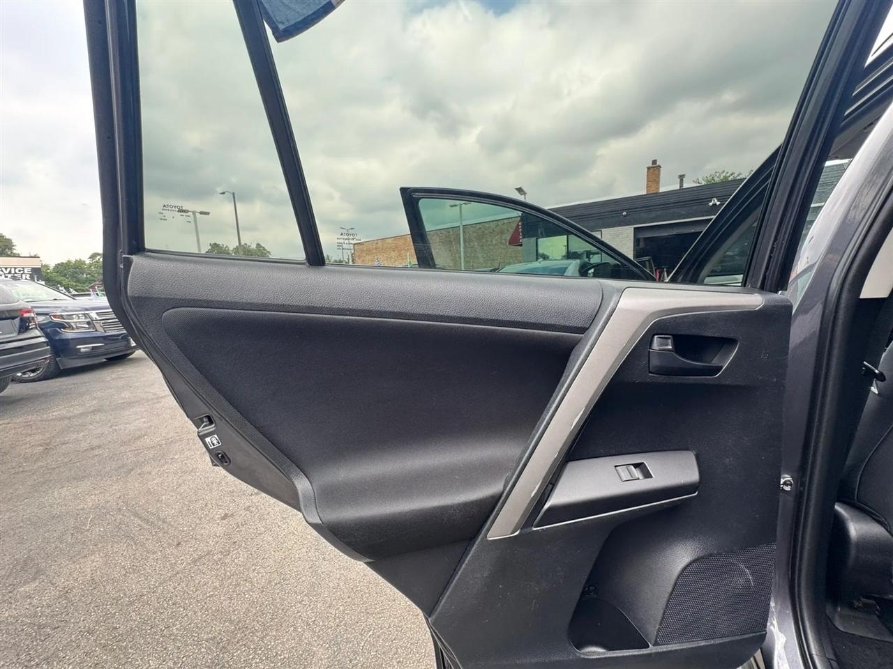 Toyota RAV4 LE FWD (Natl) 2017