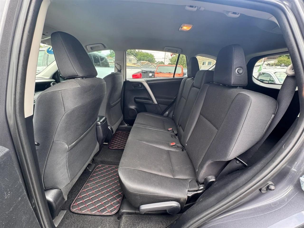 Toyota RAV4 LE FWD (Natl) 2017