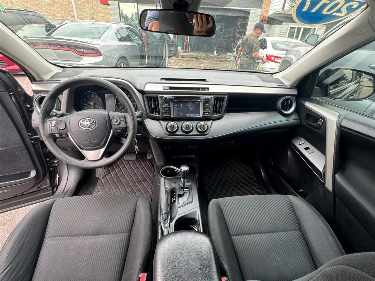 Toyota RAV4 LE FWD (Natl) 2017