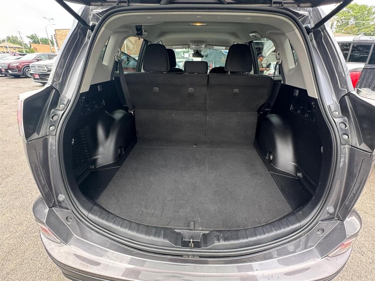Toyota RAV4 LE FWD (Natl) 2017