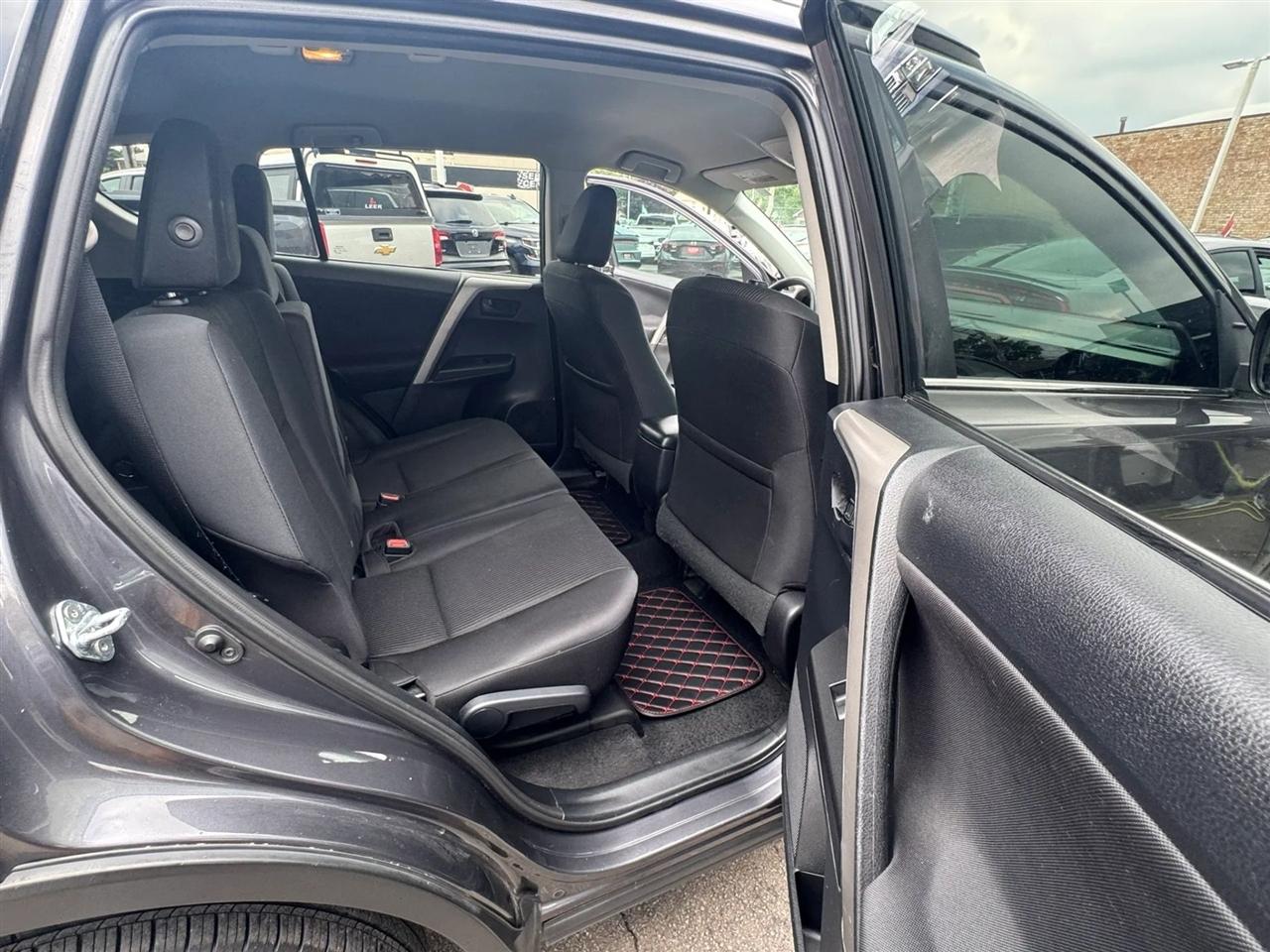 Toyota RAV4 LE FWD (Natl) 2017