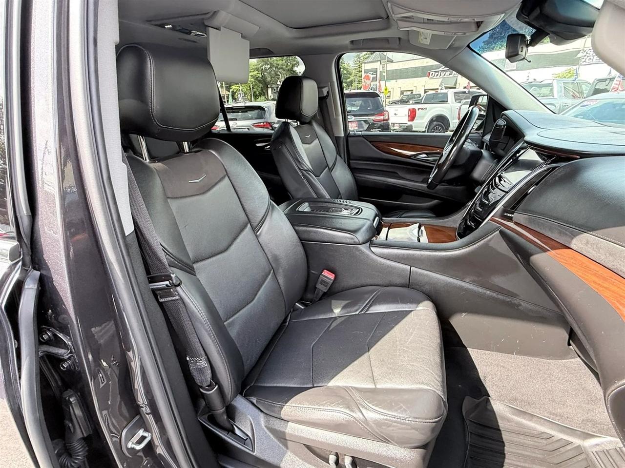 Cadillac Escalade ESV 4WD 4dr Premium Luxury 2018