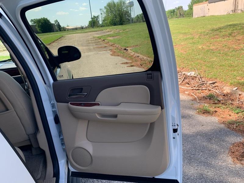 GMC Yukon XL SLE-1 1/2 Ton 2WD 2011