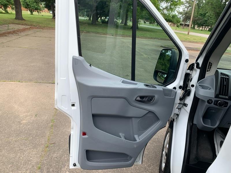 Ford Transit 350 Wagon Med. Roof XL w/Sliding Pass. 148-in. WB 2015