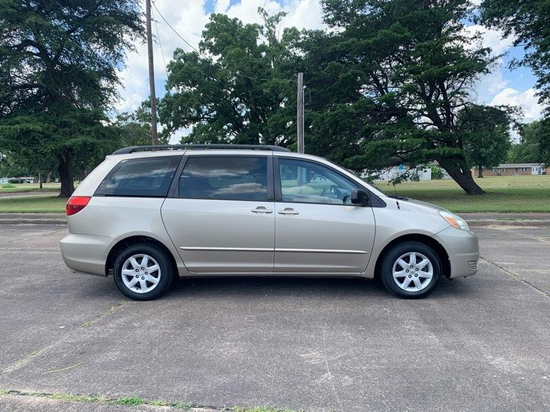 Toyota Sienna LE - 7 Passenger Seating 2005