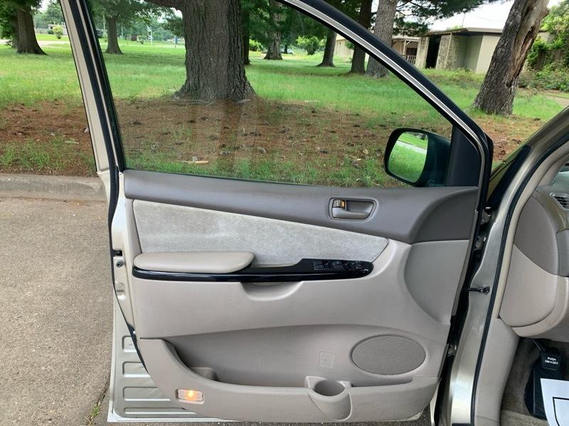 Toyota Sienna LE - 7 Passenger Seating 2005