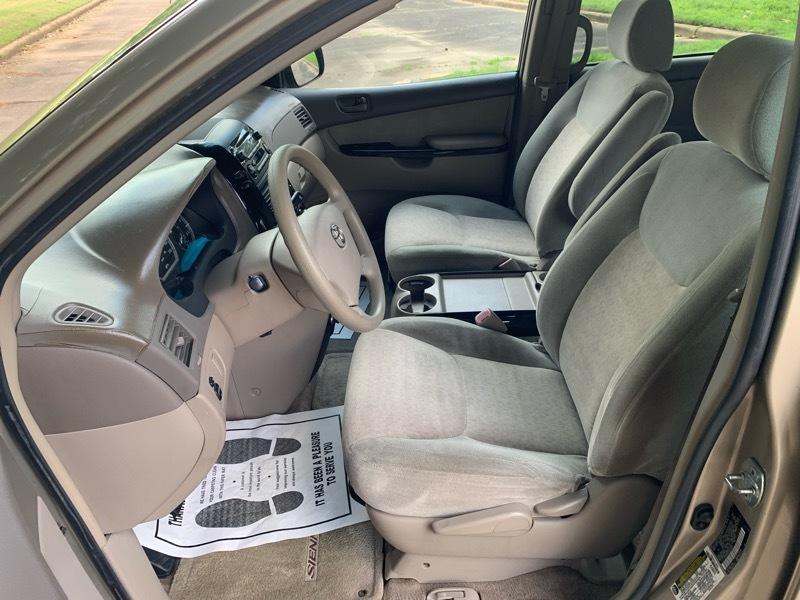 Toyota Sienna LE - 7 Passenger Seating 2005