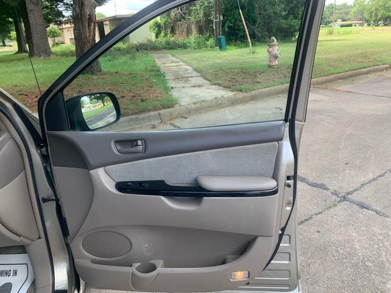 Toyota Sienna LE - 7 Passenger Seating 2005