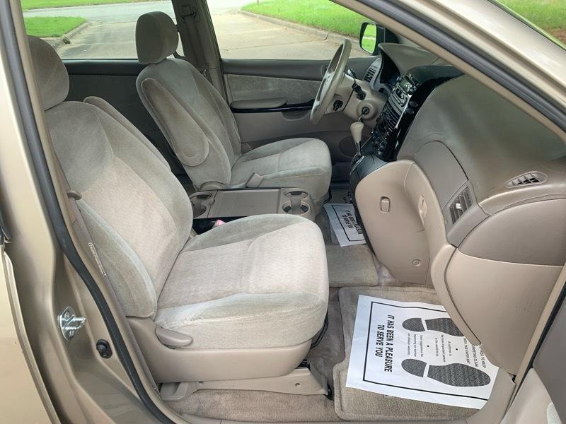 Toyota Sienna LE - 7 Passenger Seating 2005