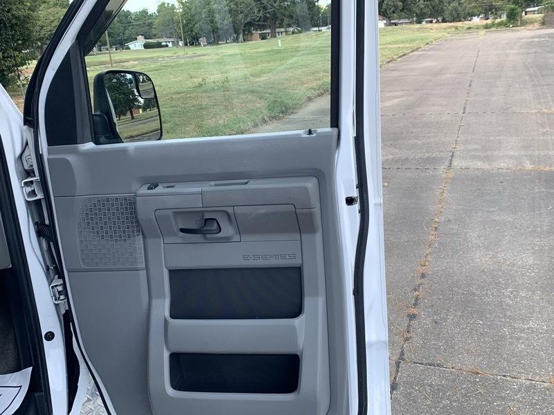Ford Econoline E-350 XLT Super Duty Extended 2013