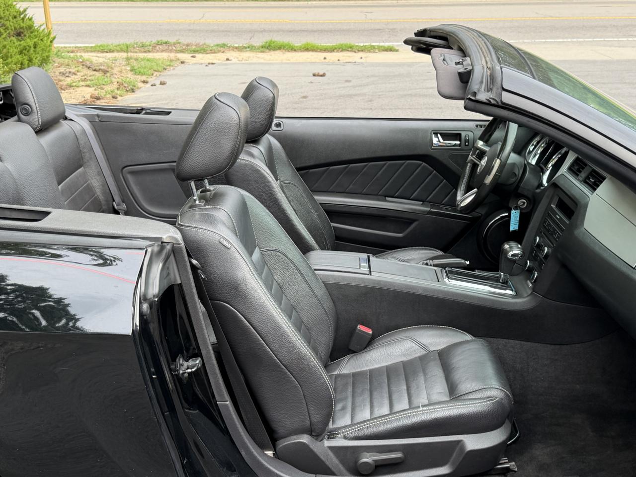 Ford Mustang V6 Convertible 2012