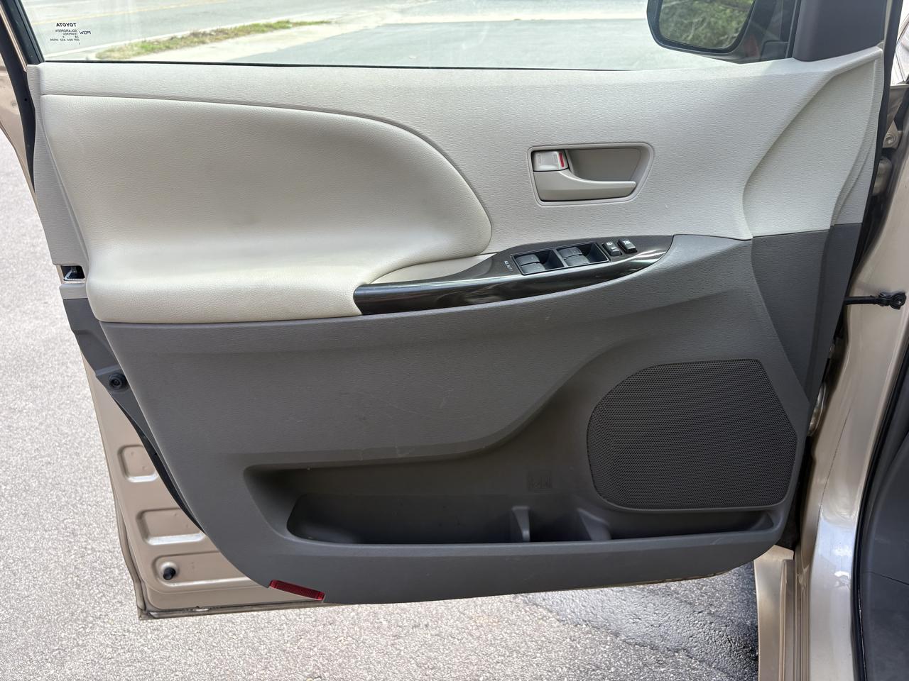 Toyota Sienna LE FWD 8-Passenger V6 2014