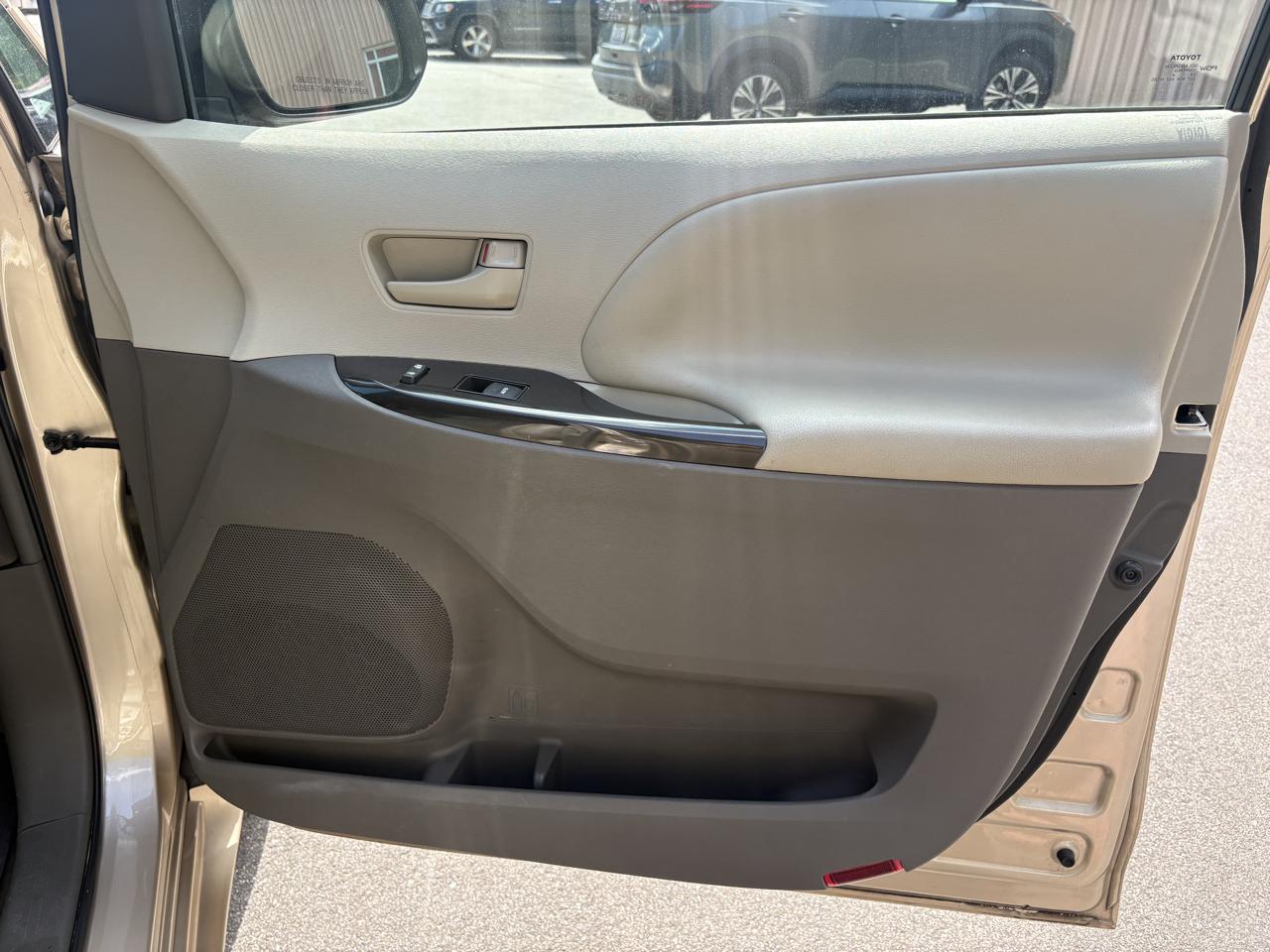 Toyota Sienna LE FWD 8-Passenger V6 2014