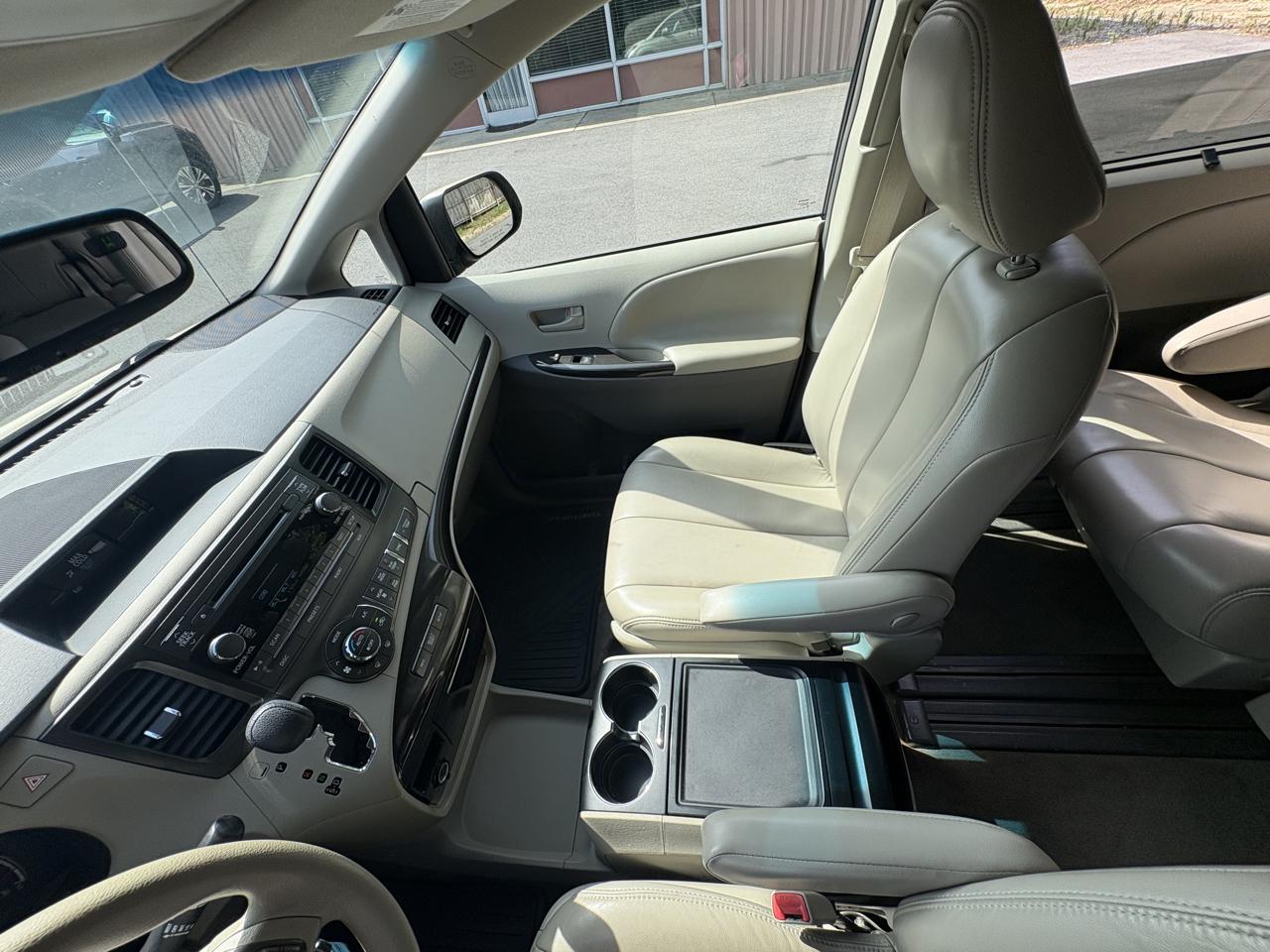 Toyota Sienna LE FWD 8-Passenger V6 2014