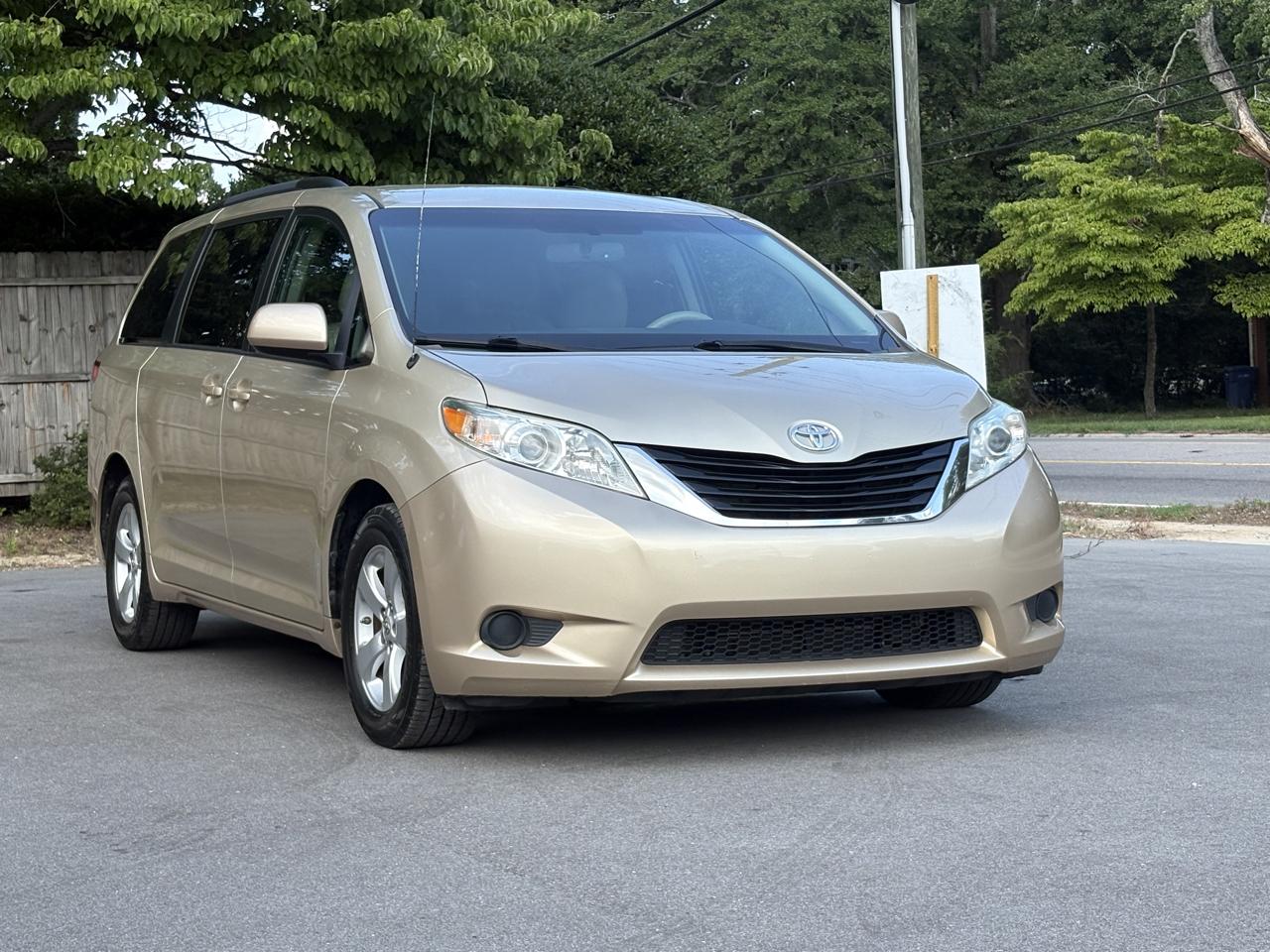 2014 Toyota Sienna LE FWD 8-Passenger V6