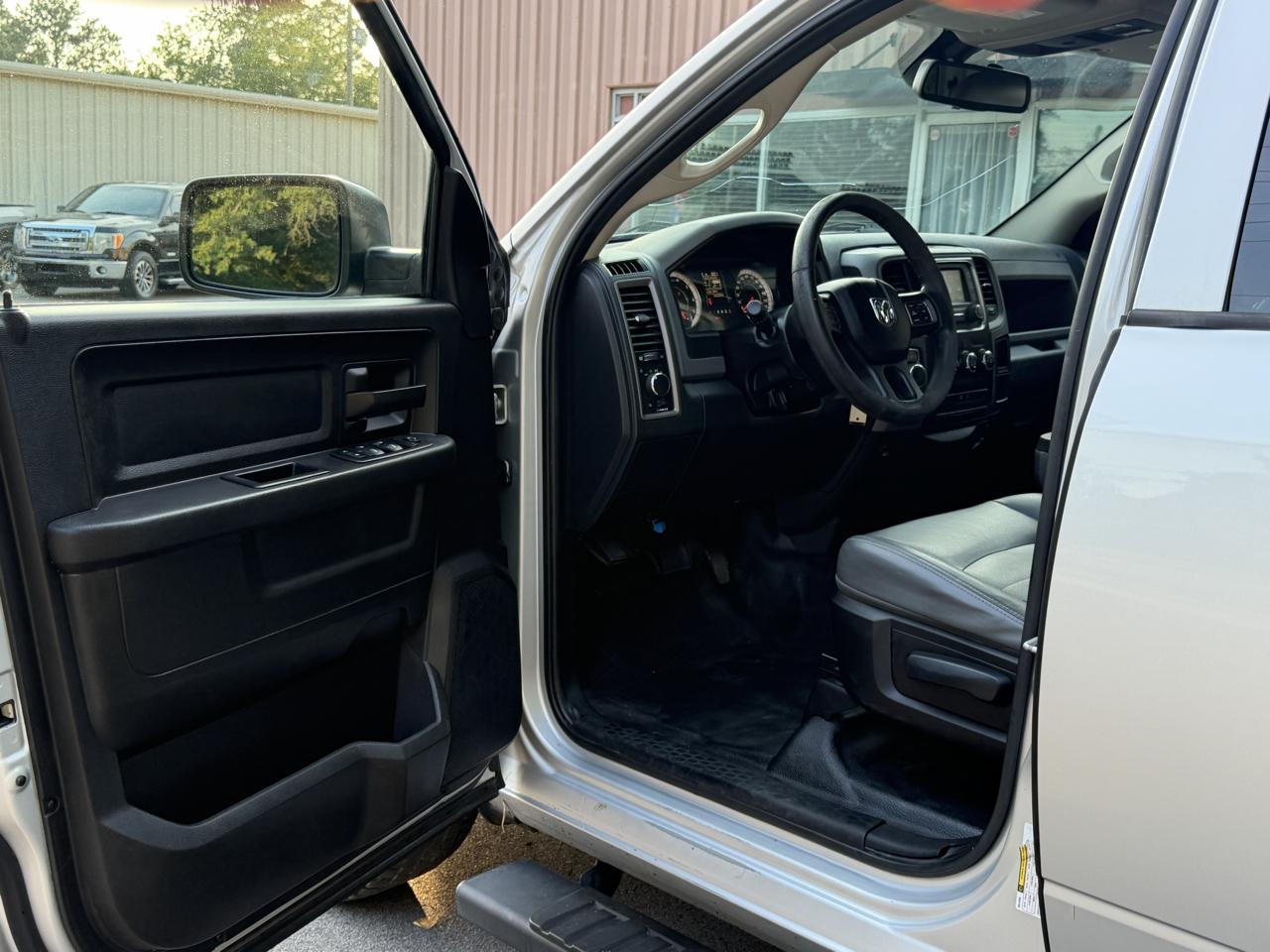 RAM 1500 Tradesman Crew Cab SWB 2WD 2016