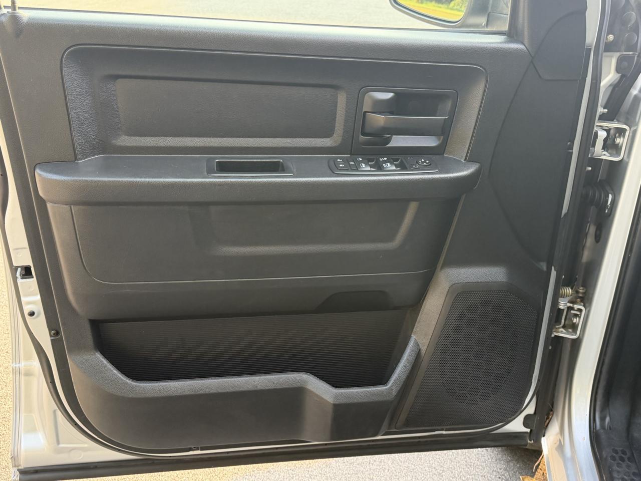 RAM 1500 Tradesman Crew Cab SWB 2WD 2016