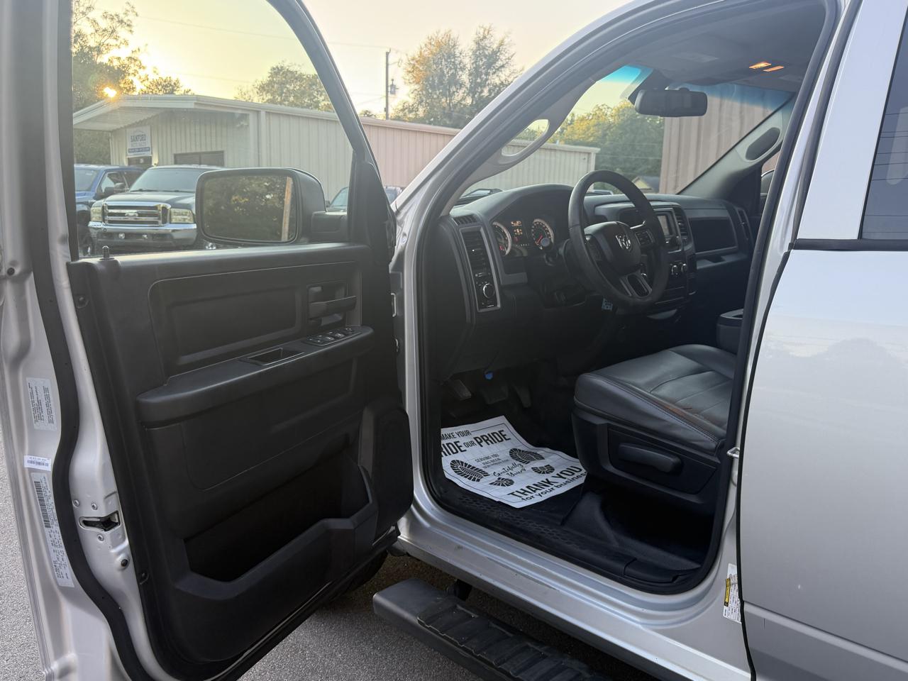 RAM 1500 Tradesman Crew Cab SWB 2WD 2016