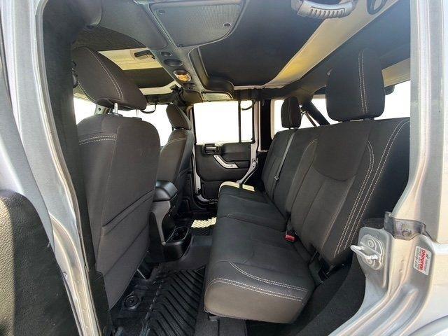 Jeep Wrangler photo 19