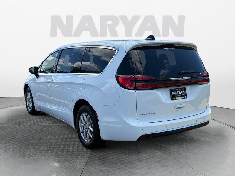 Chrysler Pacifica photo 5