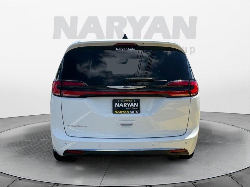 Chrysler Pacifica photo 6