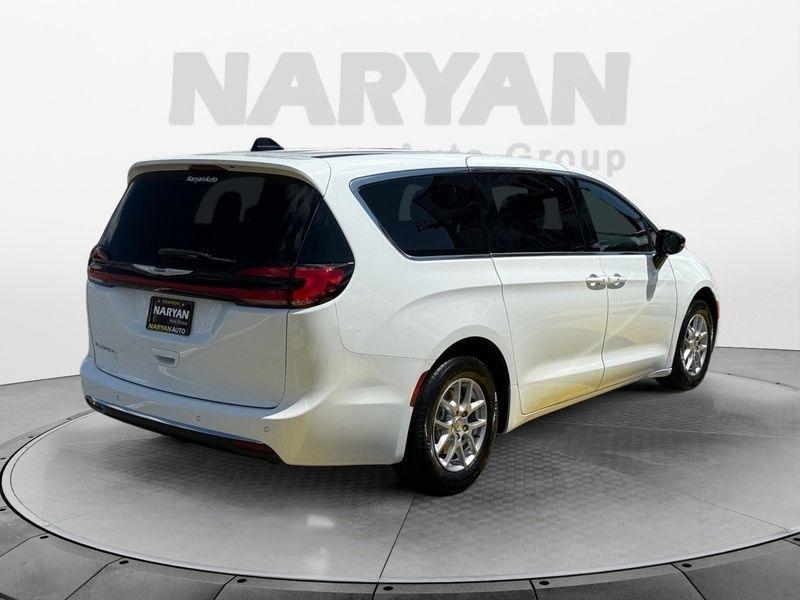 Chrysler Pacifica photo 7